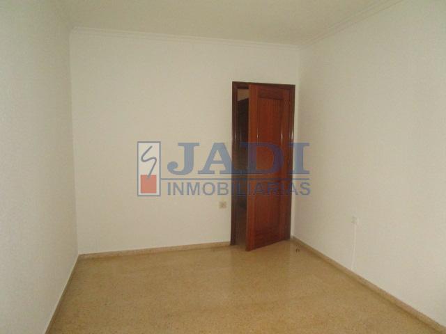 For sale of flat in Valdepeñas