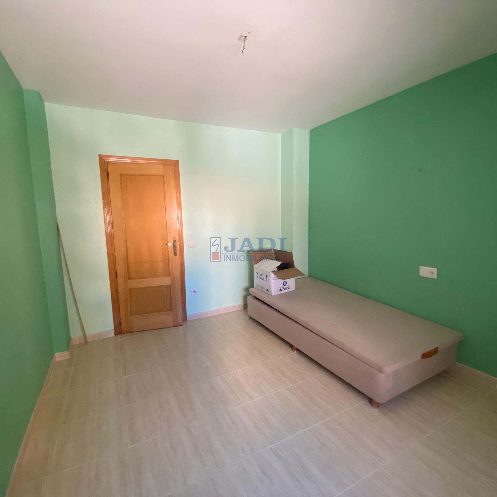 For sale of flat in Valdepeñas