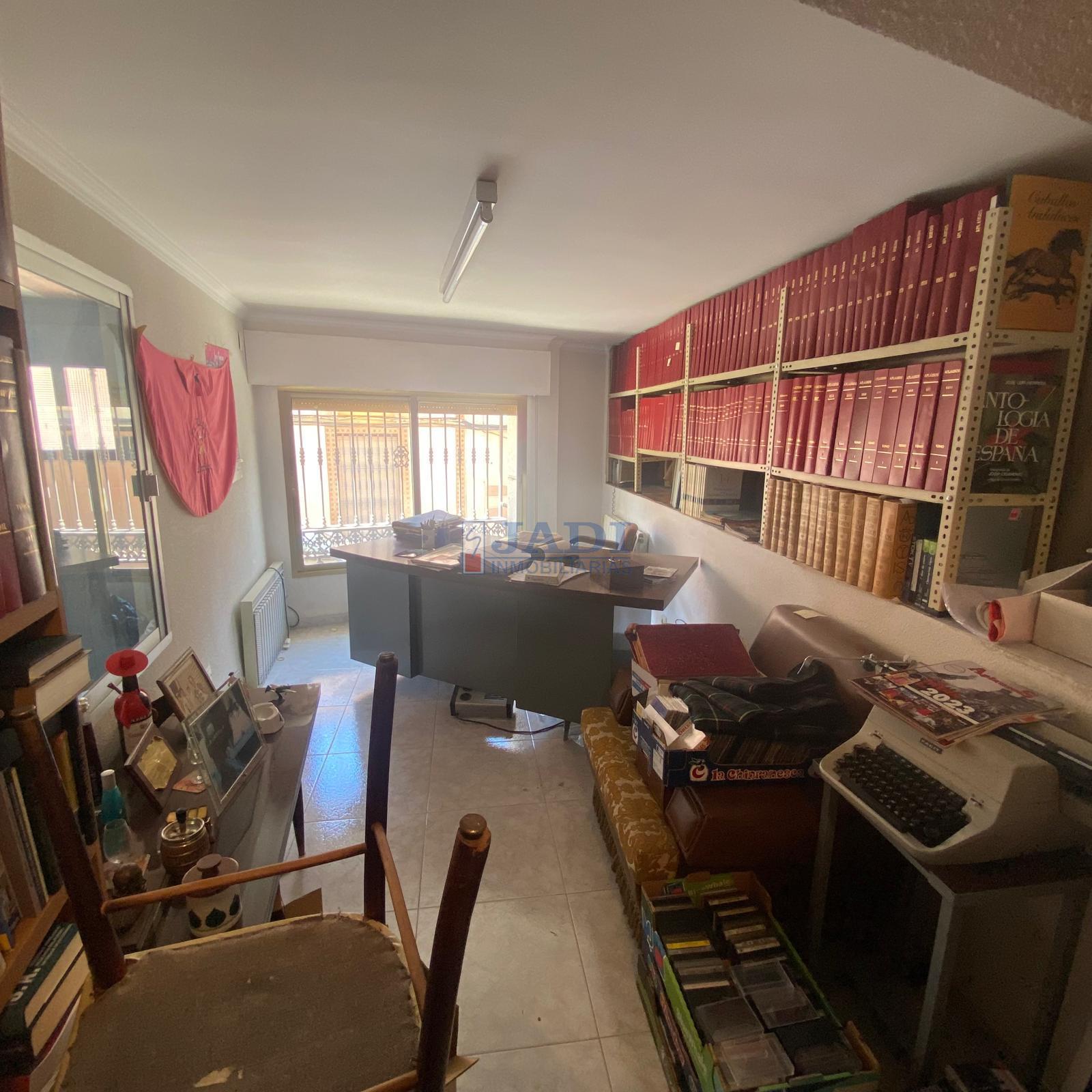 For sale of house in Valdepeñas