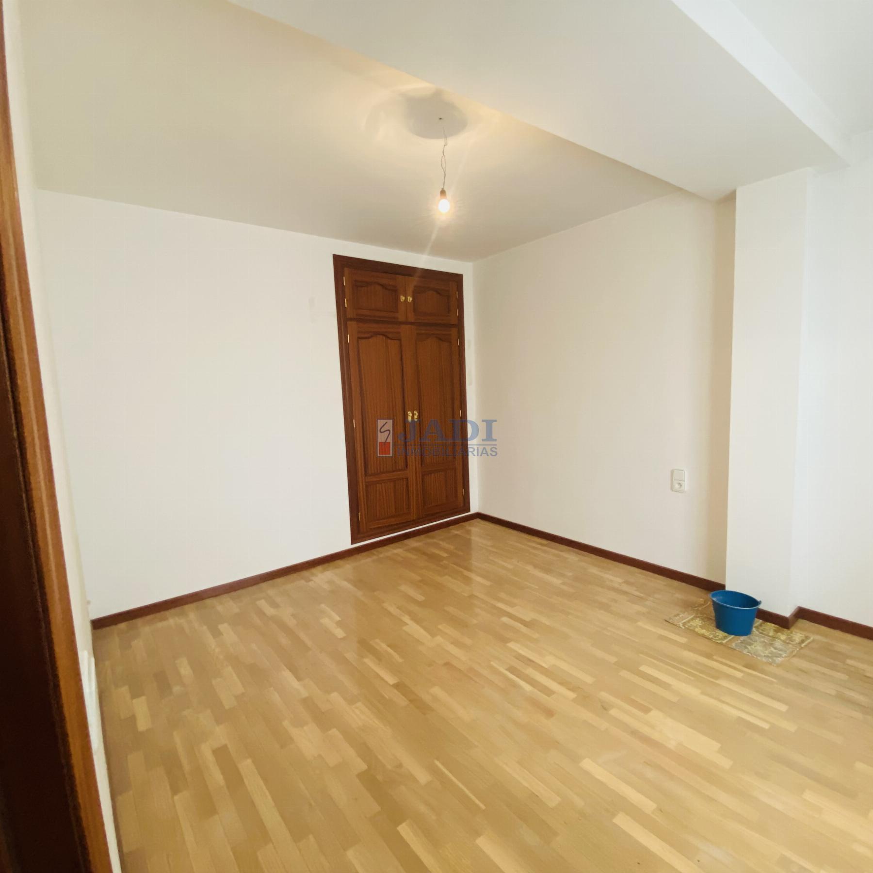 For sale of flat in Valdepeñas