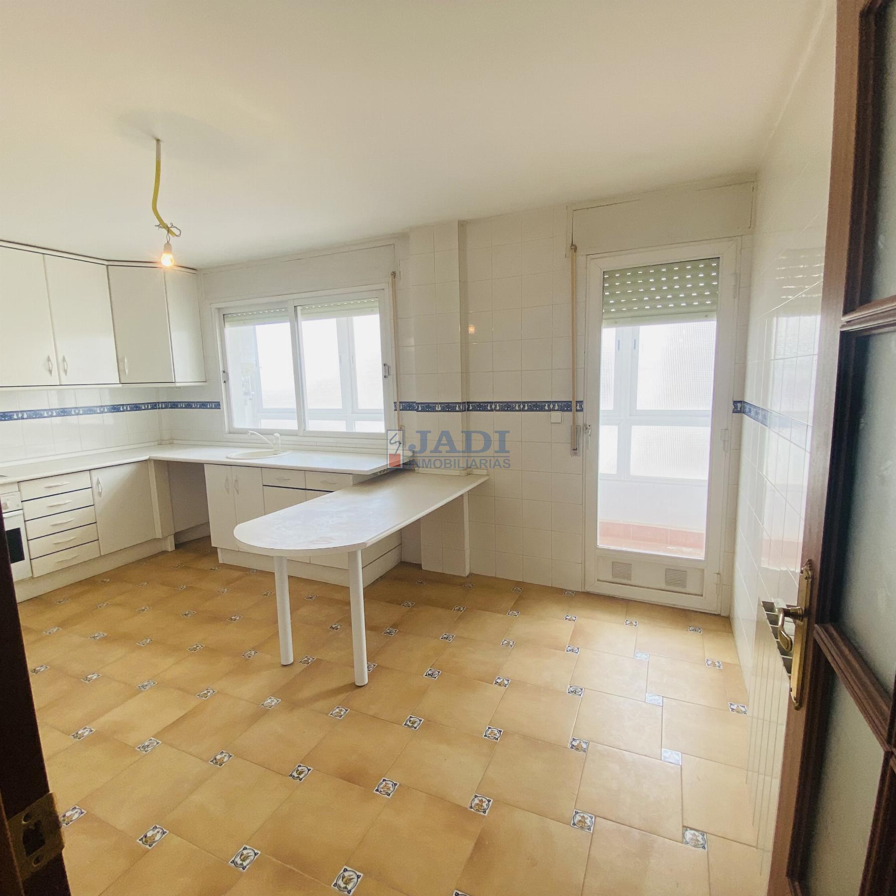 For sale of flat in Valdepeñas