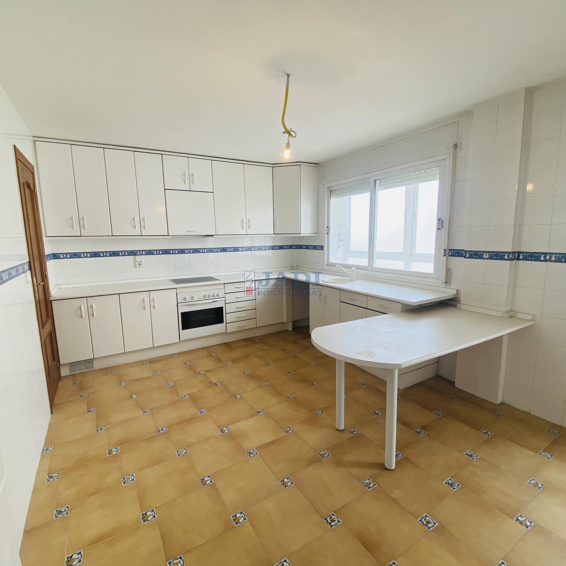 For sale of flat in Valdepeñas