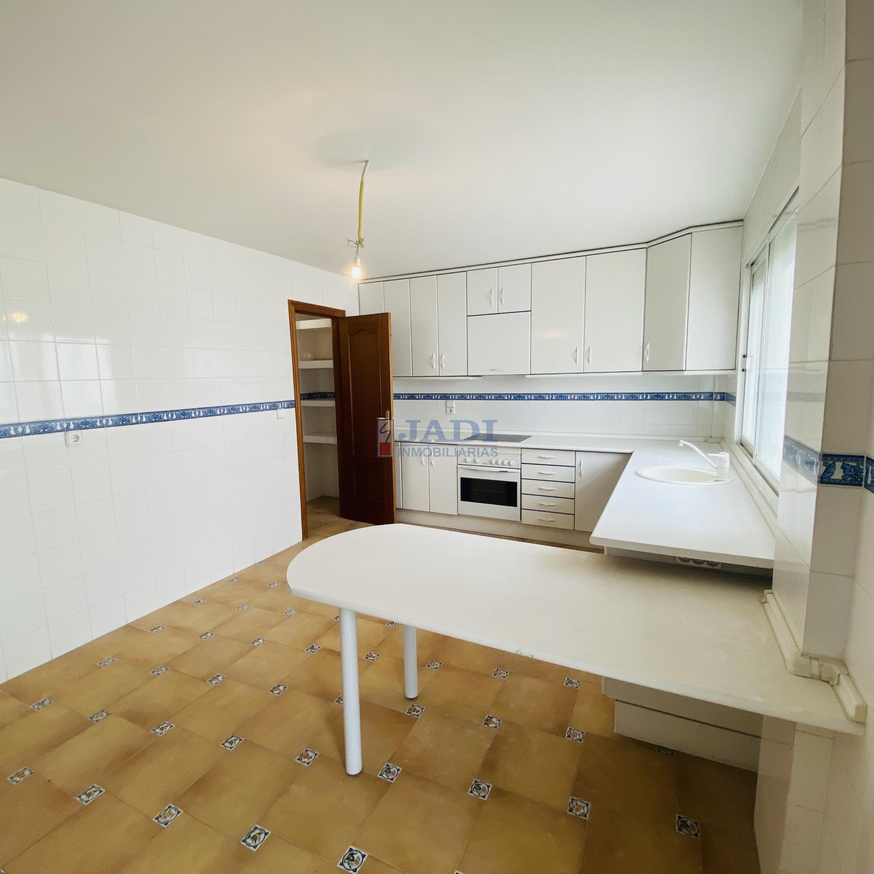 For sale of flat in Valdepeñas