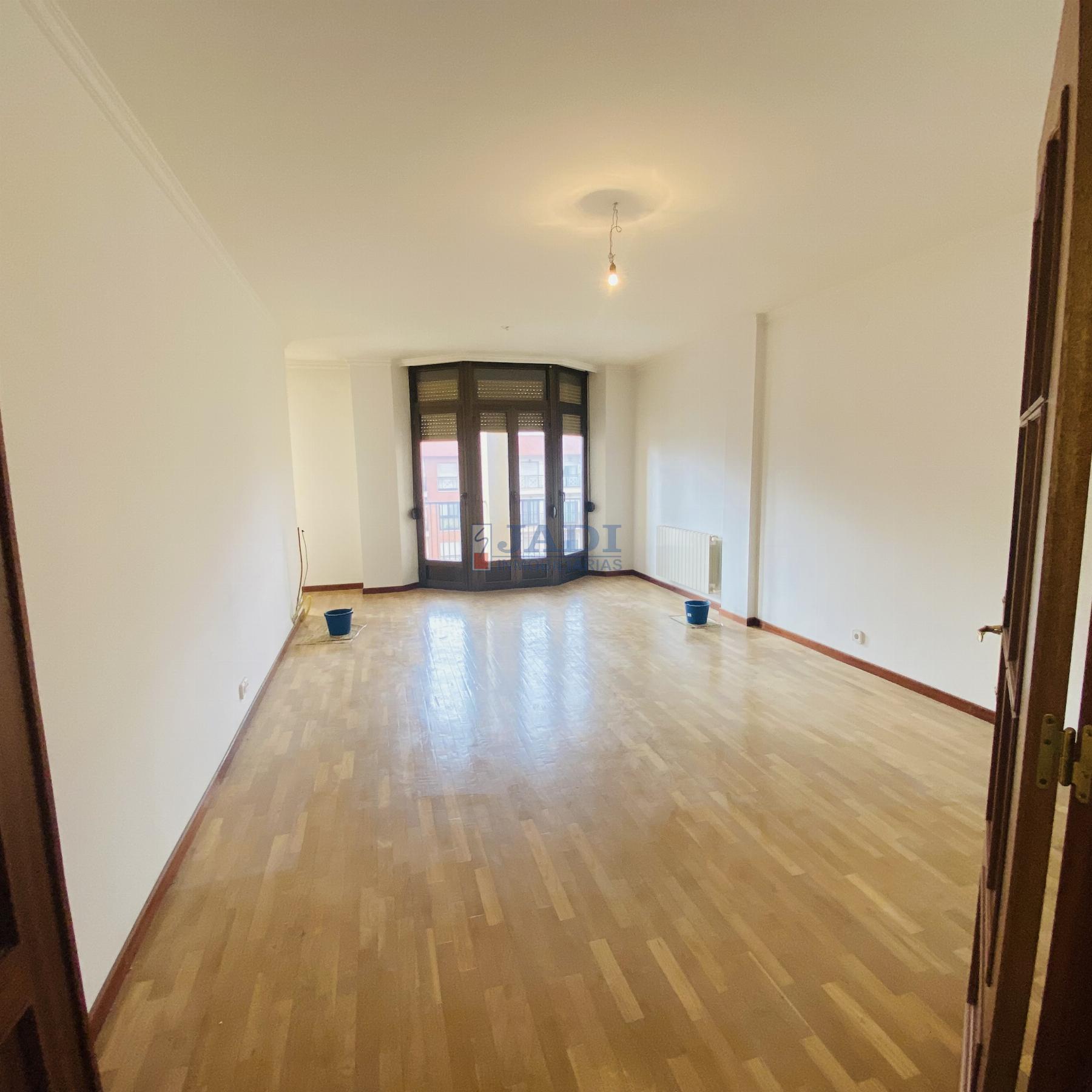 For sale of flat in Valdepeñas