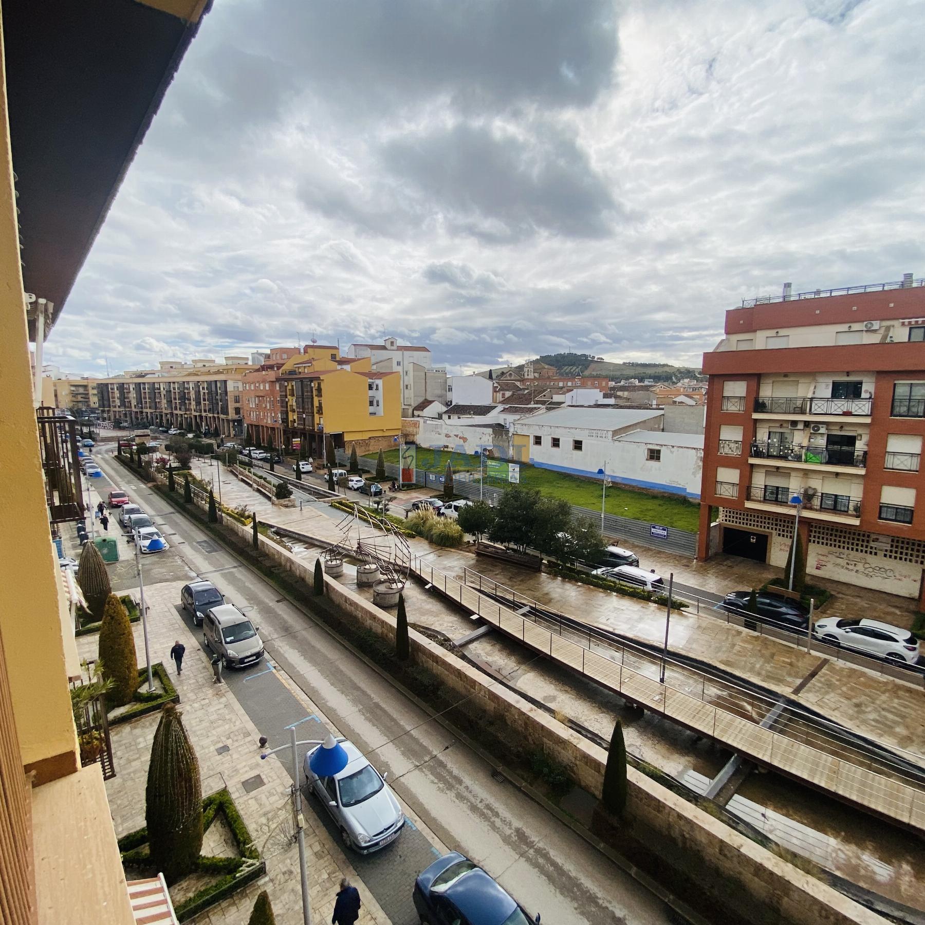 For sale of flat in Valdepeñas