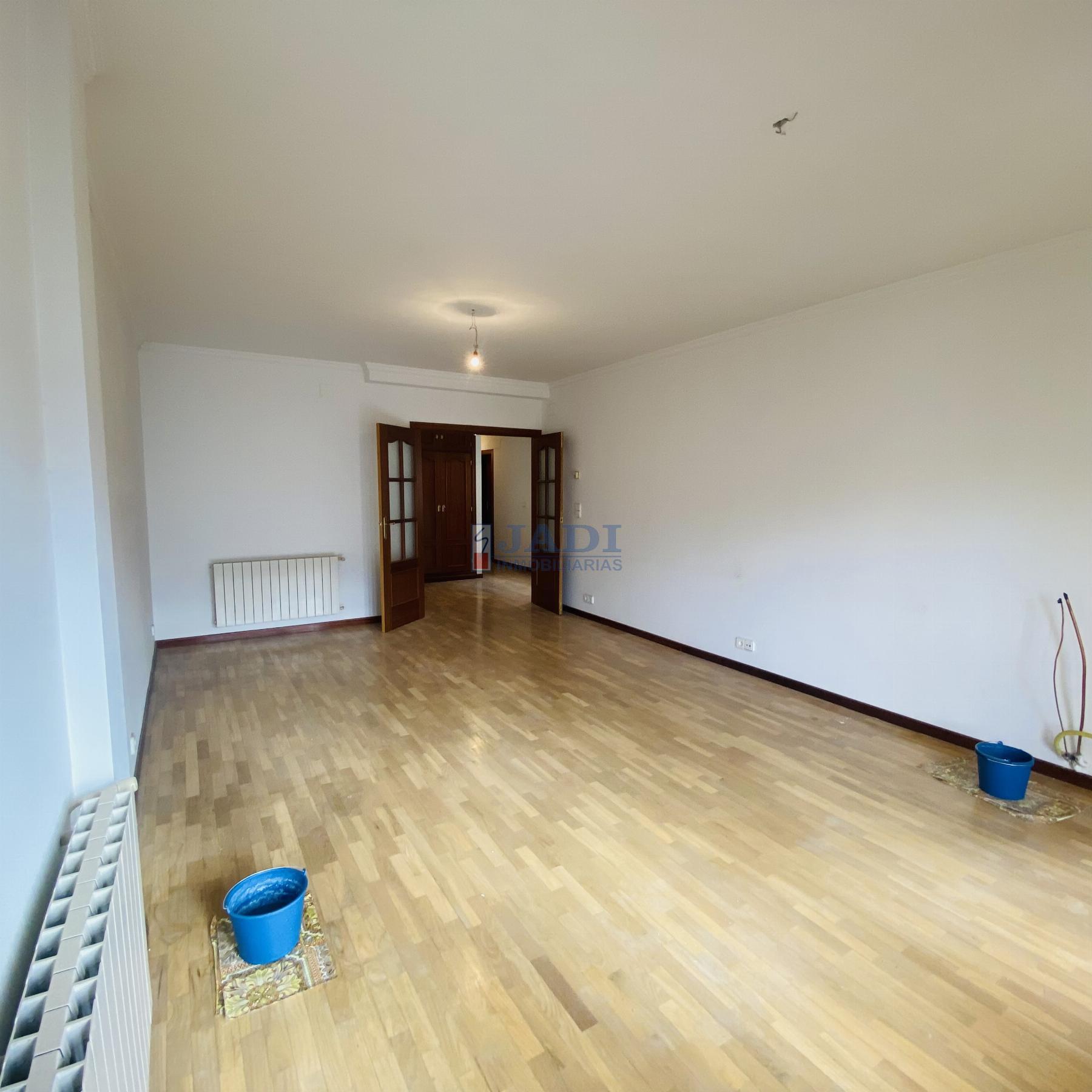 For sale of flat in Valdepeñas