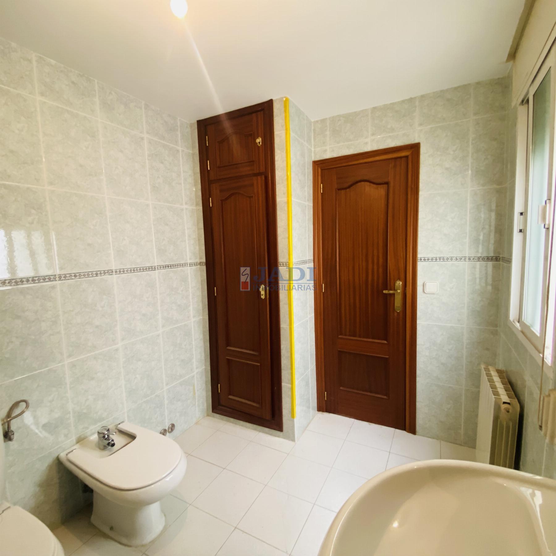 For sale of flat in Valdepeñas
