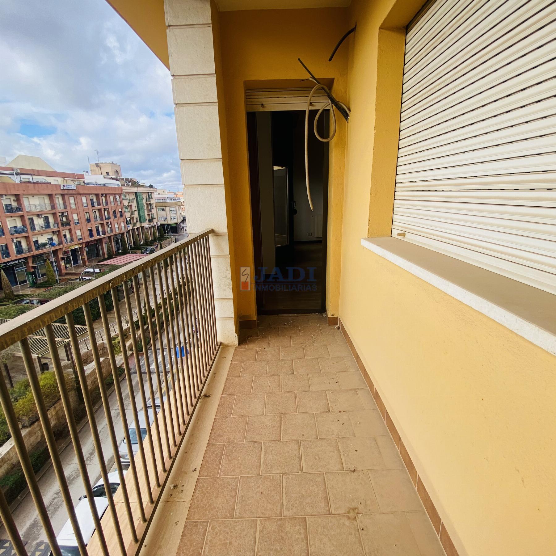 For sale of flat in Valdepeñas
