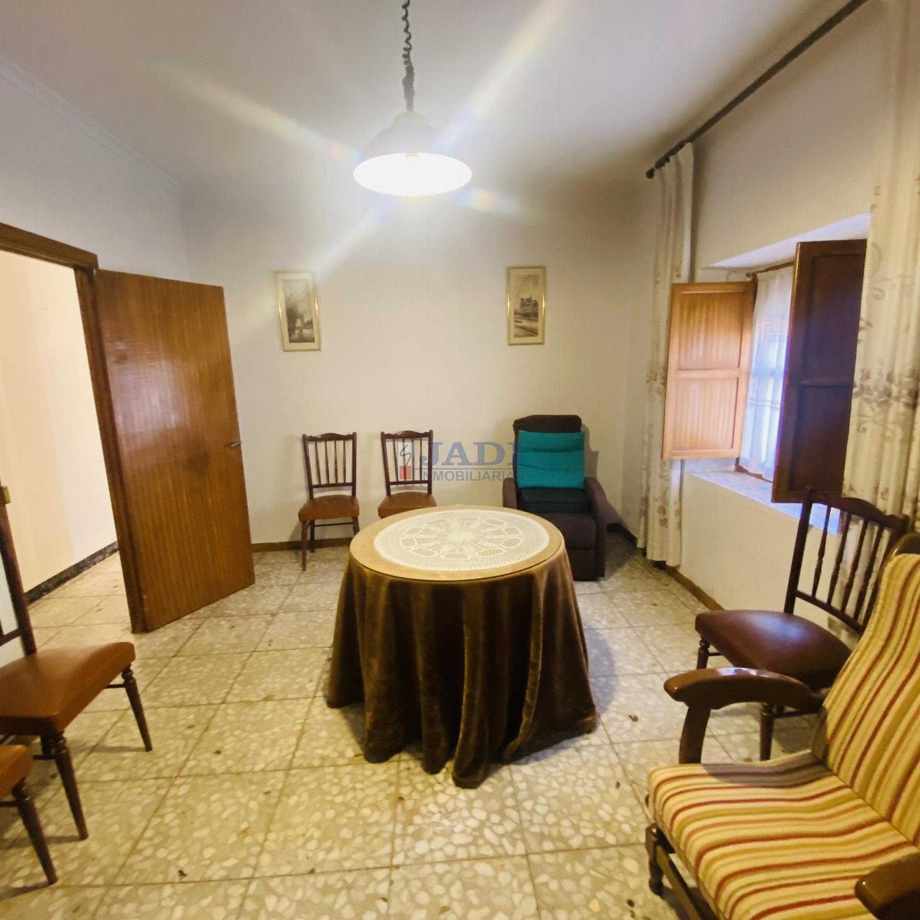 For sale of house in Valdepeñas