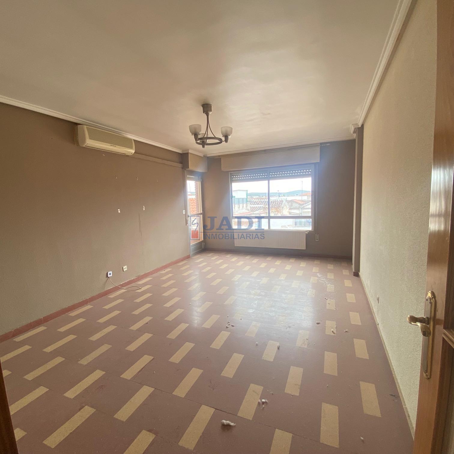 For sale of flat in Valdepeñas