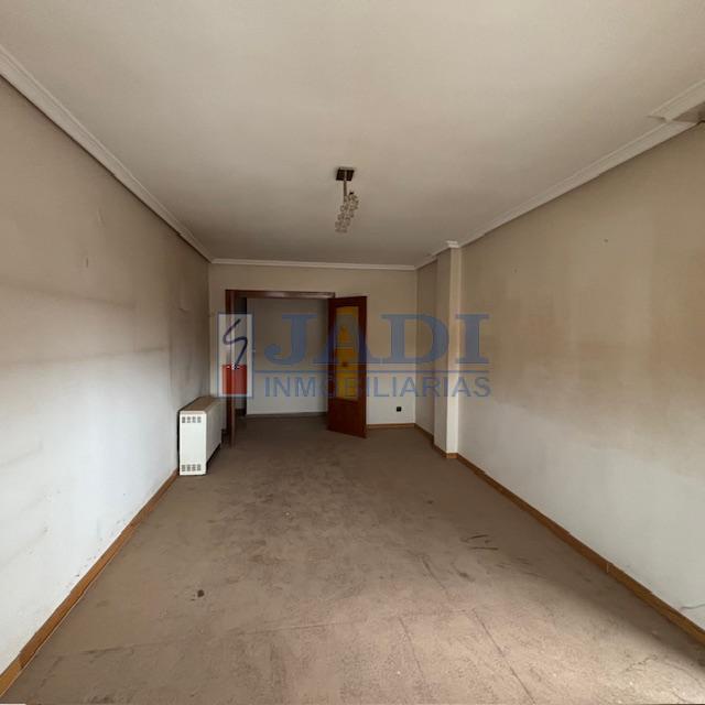 For sale of flat in Valdepeñas