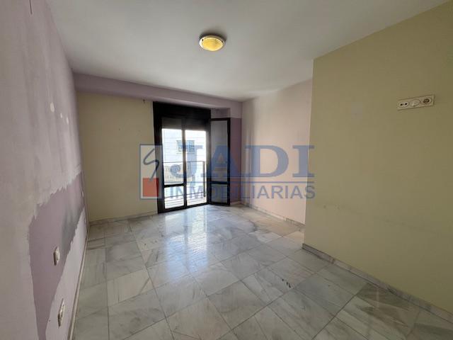 For sale of flat in Valdepeñas