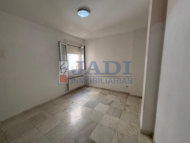 For sale of flat in Valdepeñas