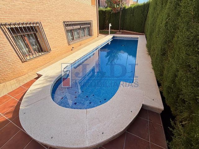 Venta de chalet en Valdepeñas