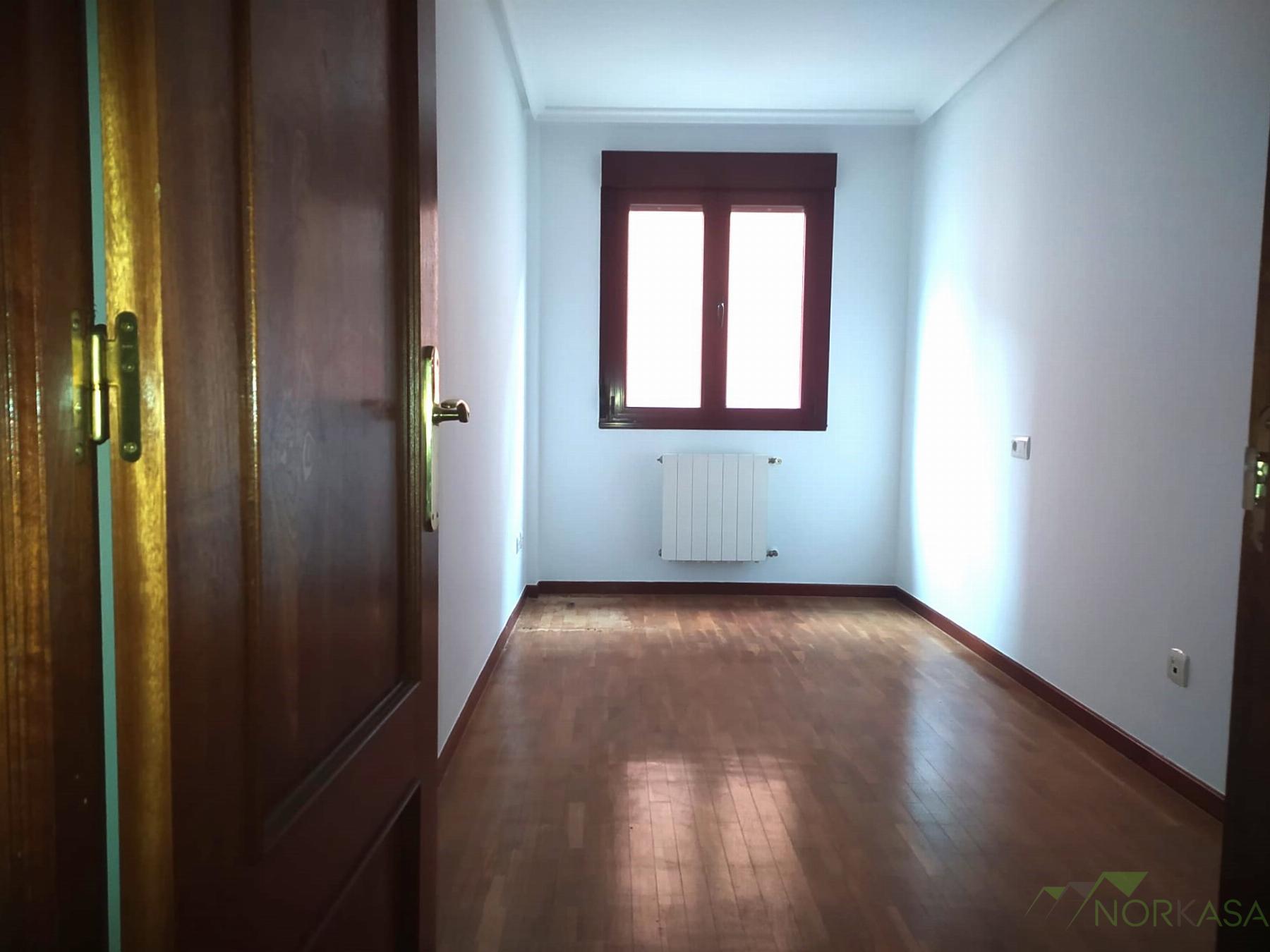 Venta de piso en Lena