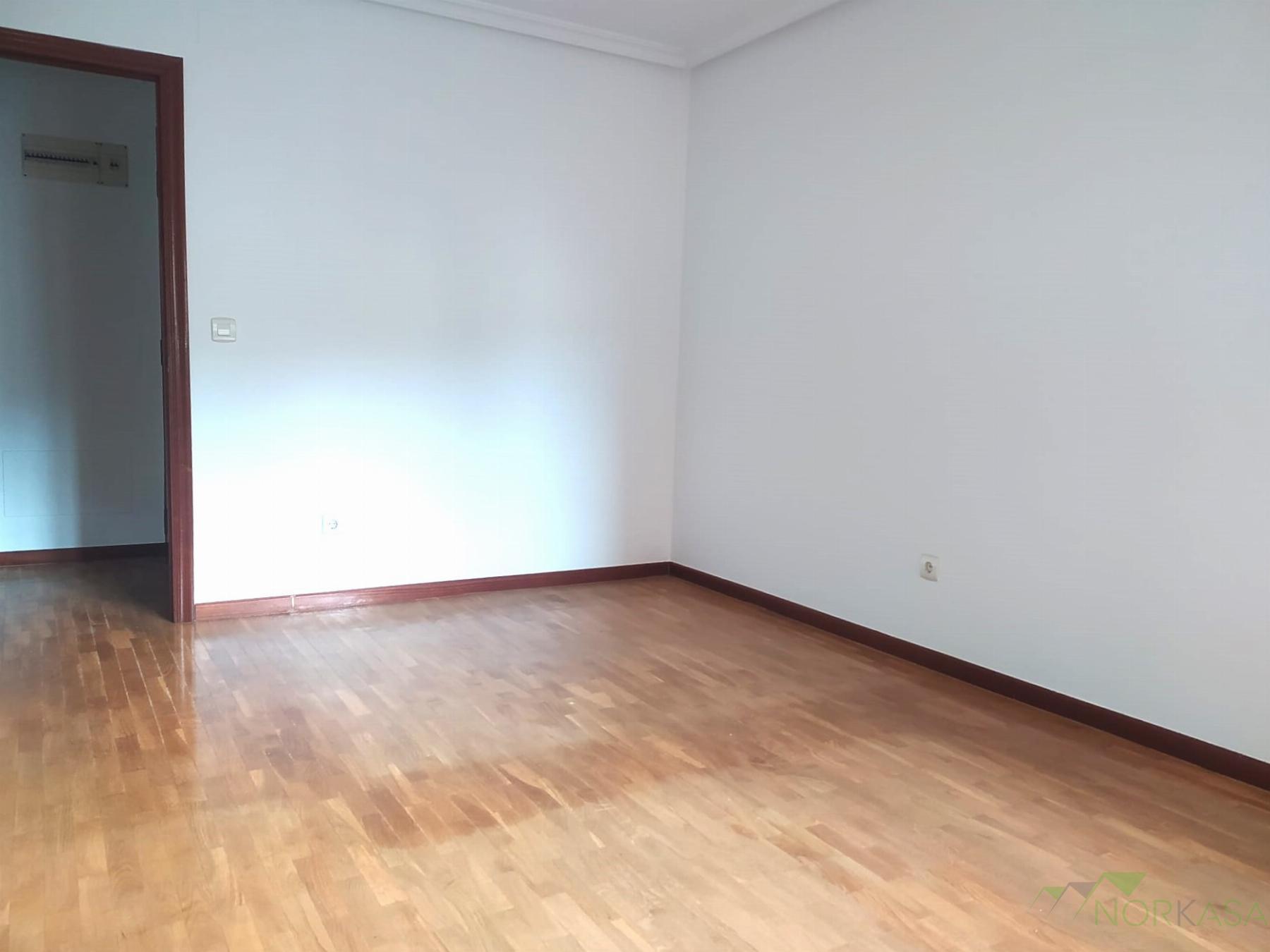 Venta de piso en Lena