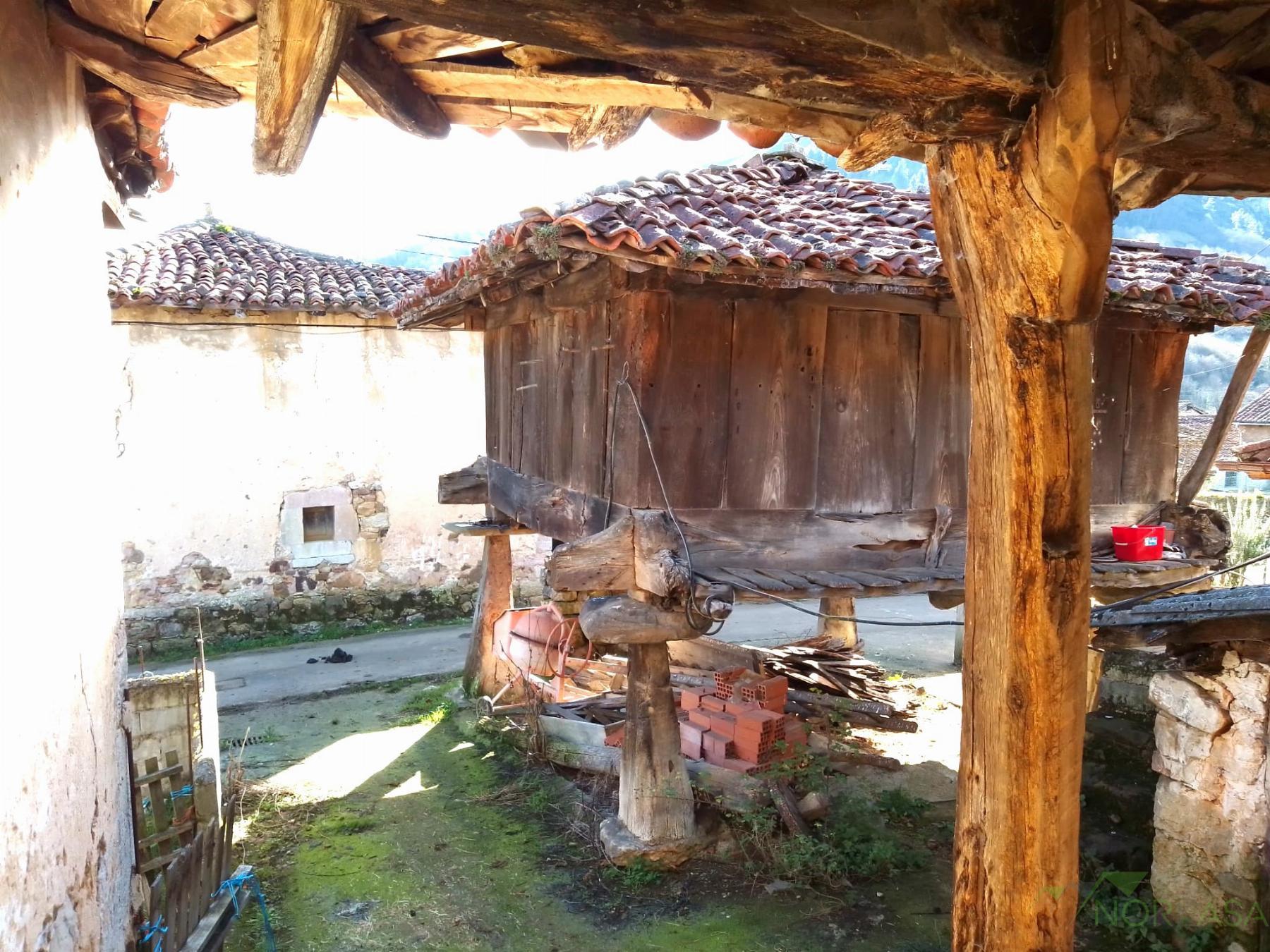 For sale of house in Quirós