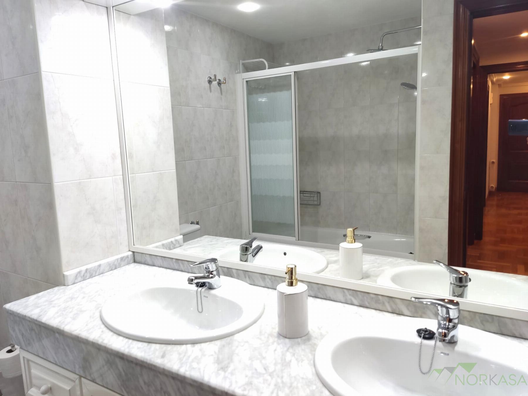Suite bathroom