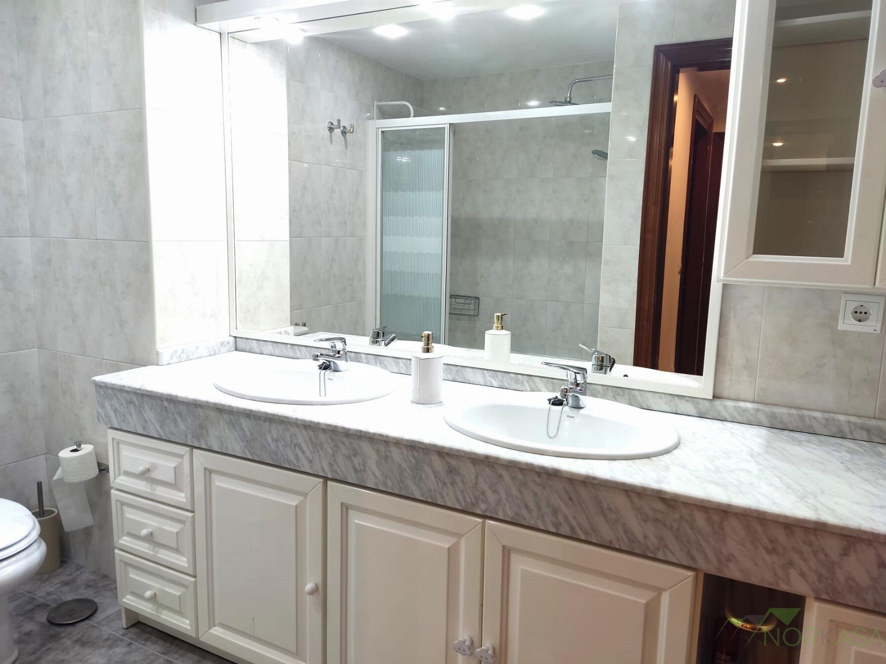 Suite bathroom