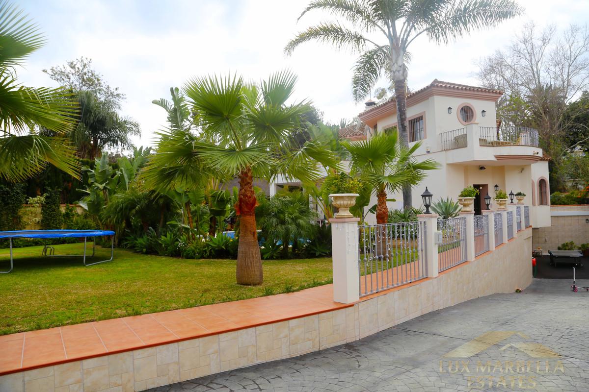 For sale of villa in Estepona