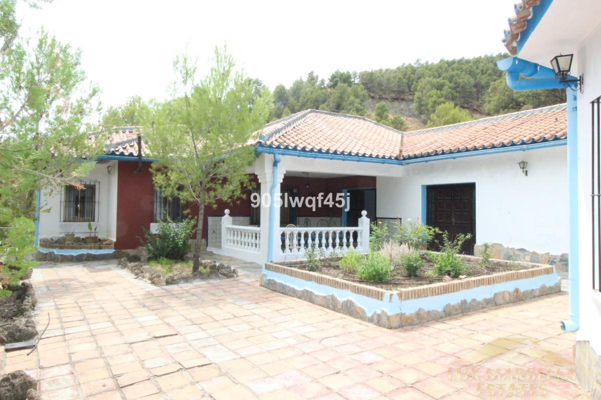 For sale of villa in Alozaina