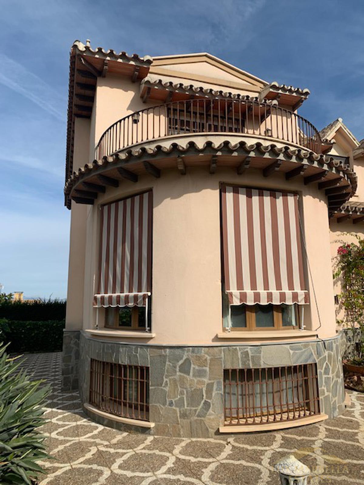 For sale of villa in Alhaurín de la Torre