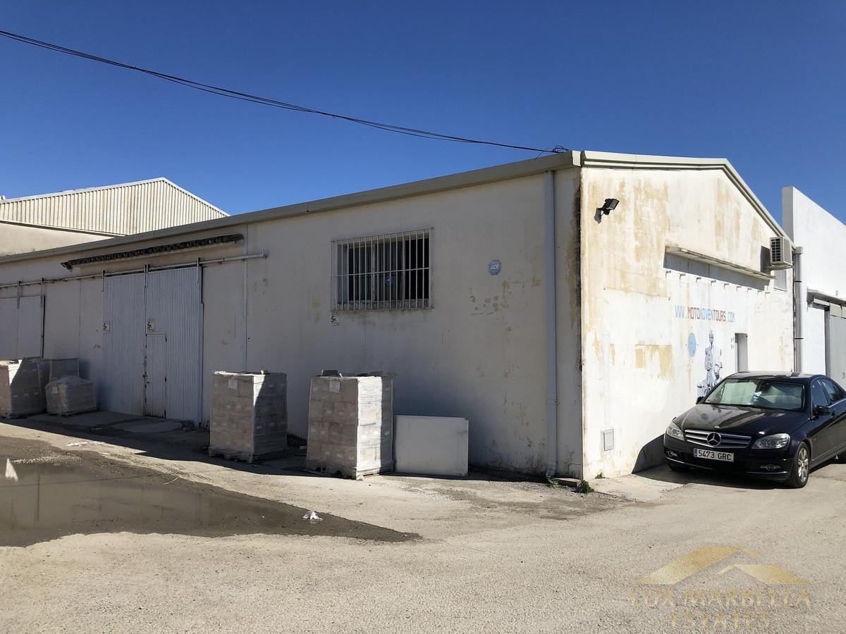 For sale of commercial in Estepona