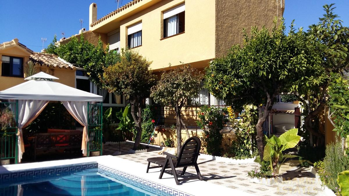 For sale of villa in Arroyo de la Miel