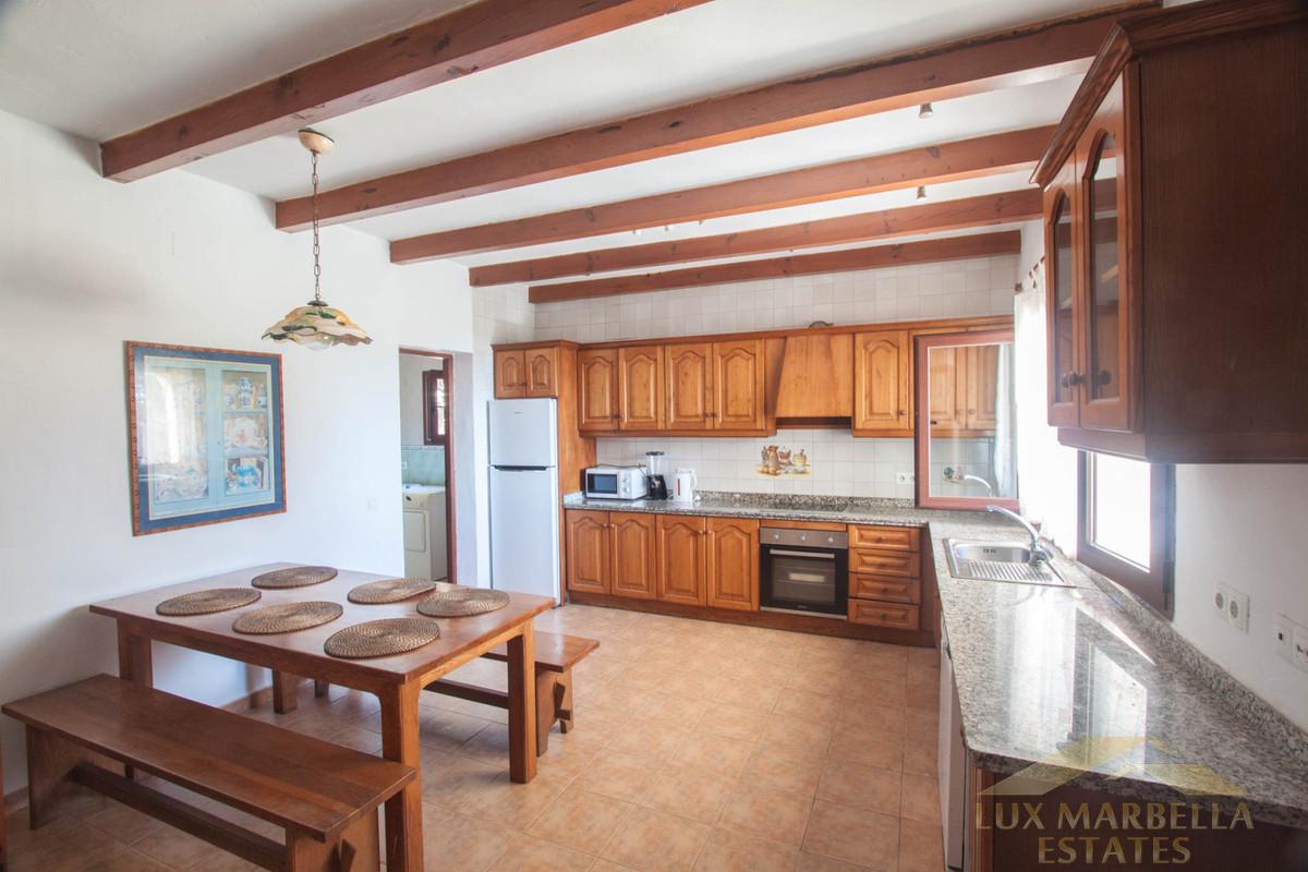 For sale of villa in Estepona