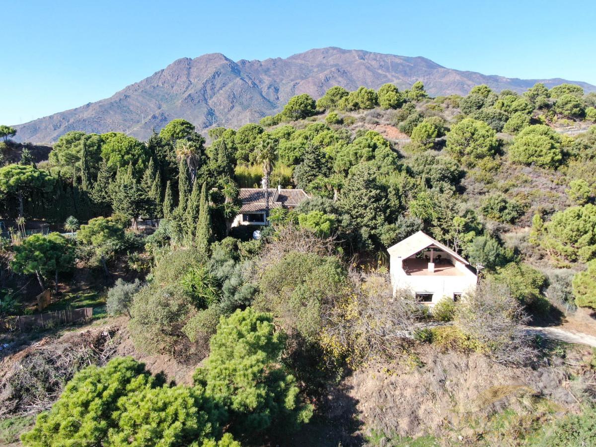 For sale of villa in Estepona