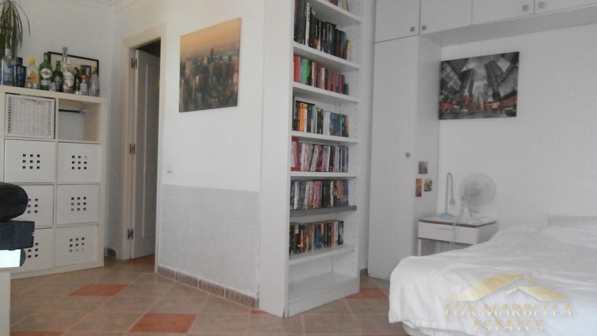 For sale of villa in Calahonda
