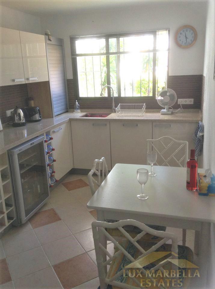 For sale of villa in Calahonda