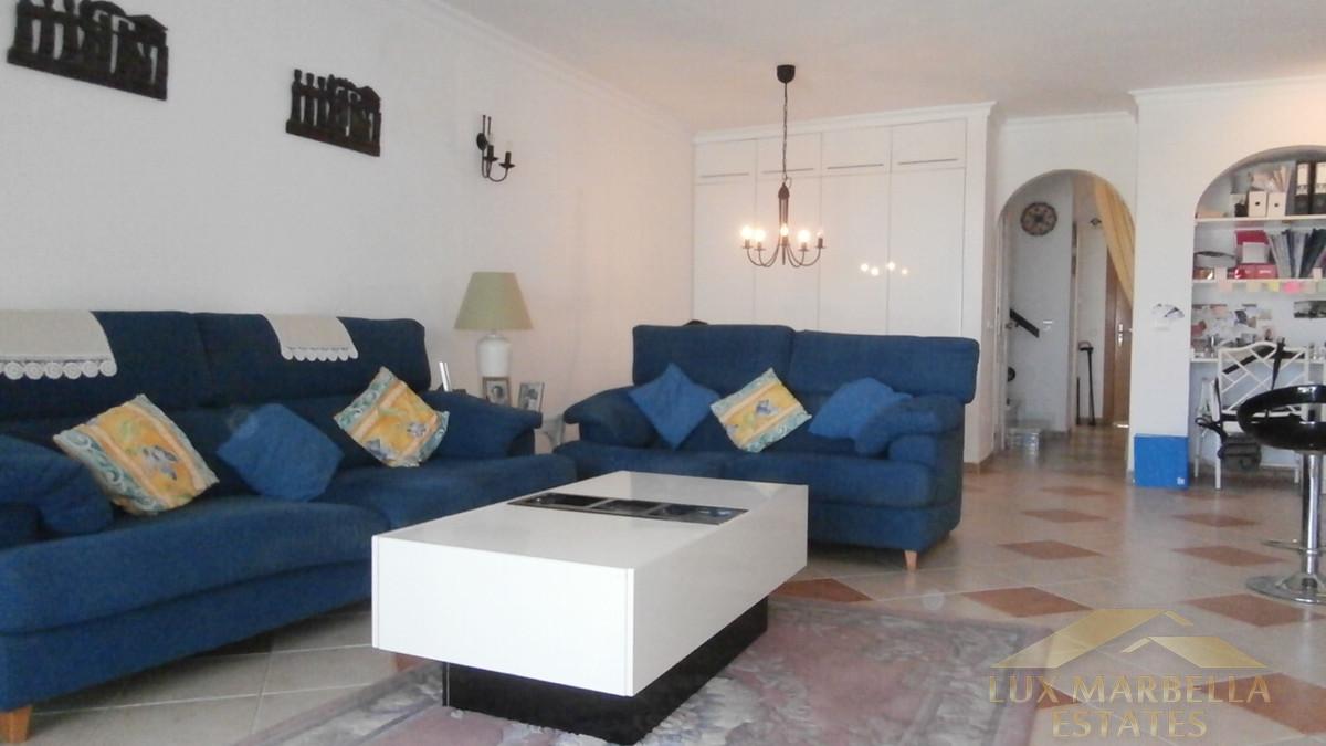For sale of villa in Calahonda