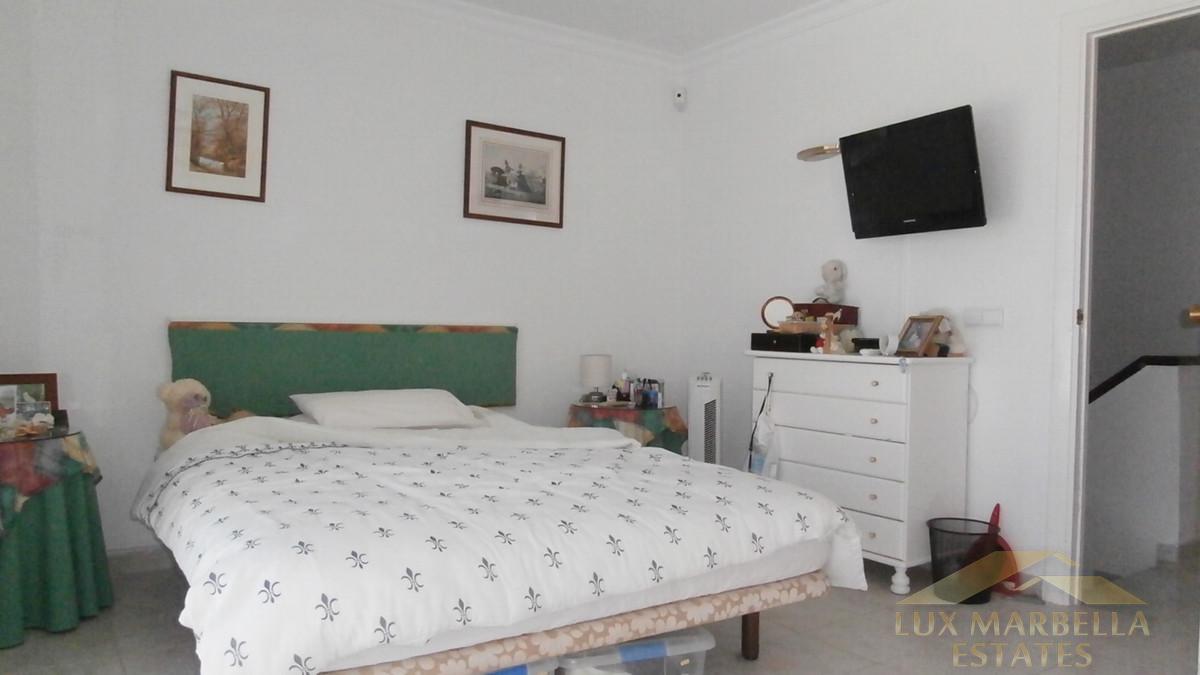 For sale of villa in Calahonda