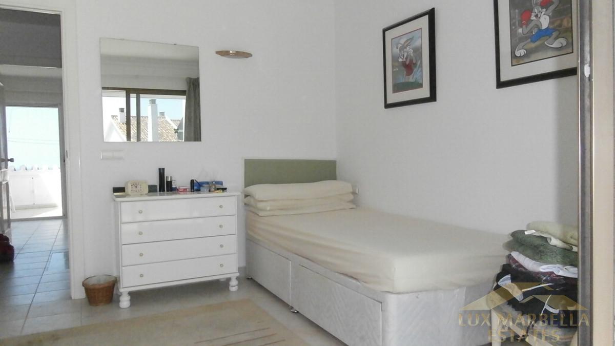 For sale of villa in Calahonda