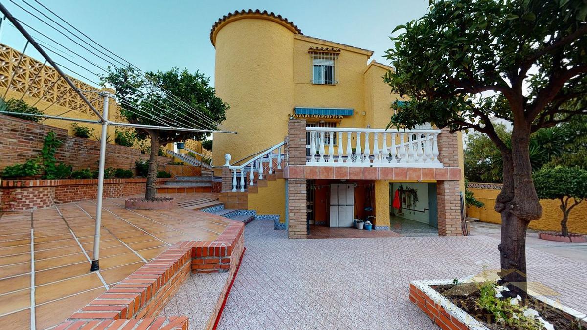 For sale of villa in Arroyo de la Miel