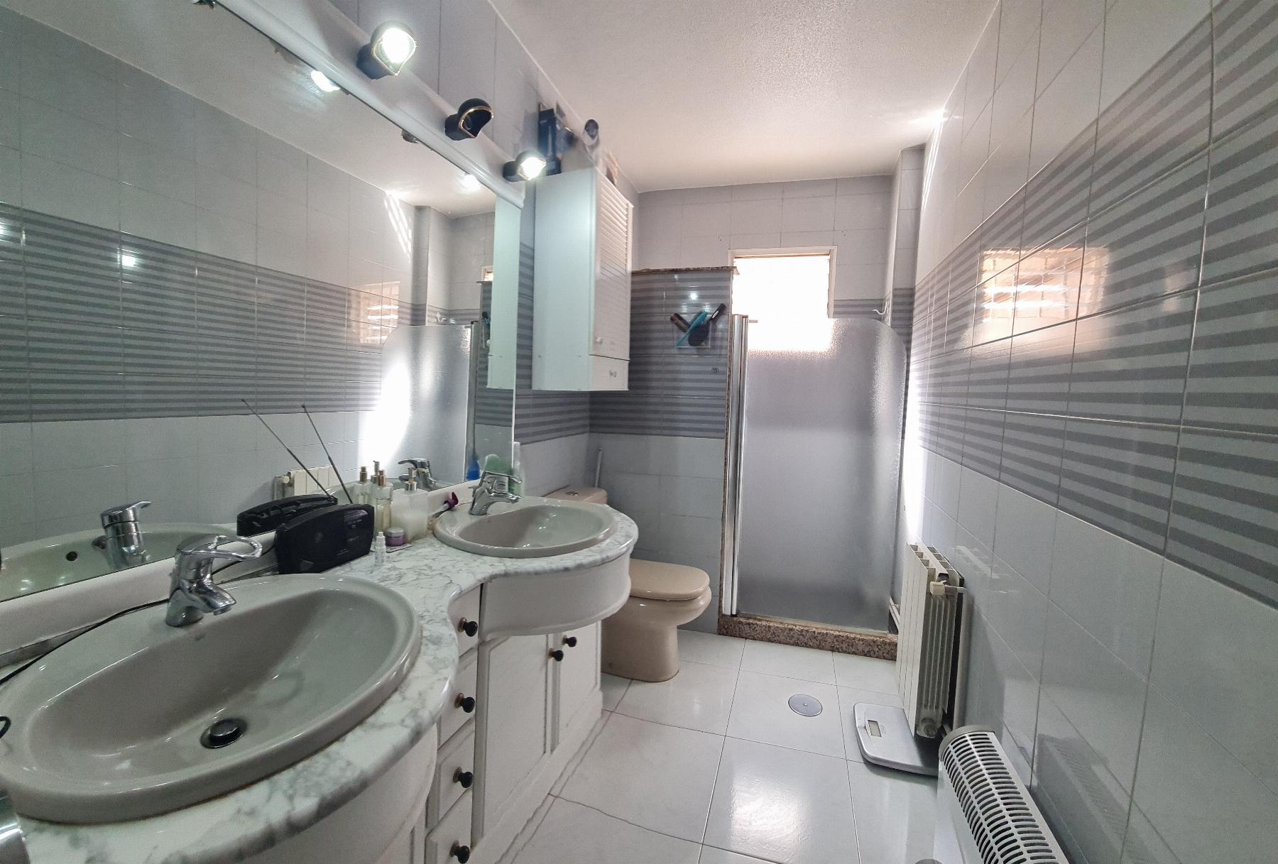 Suite bathroom