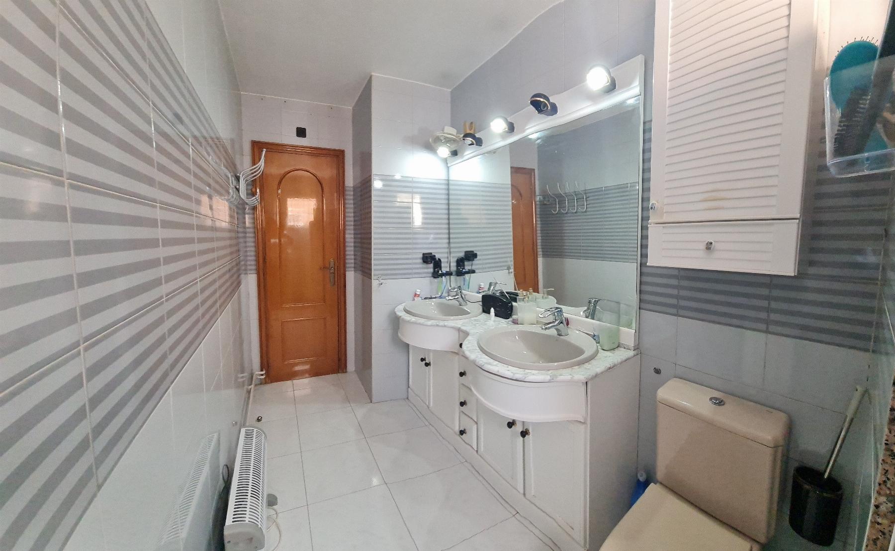 Suite bathroom