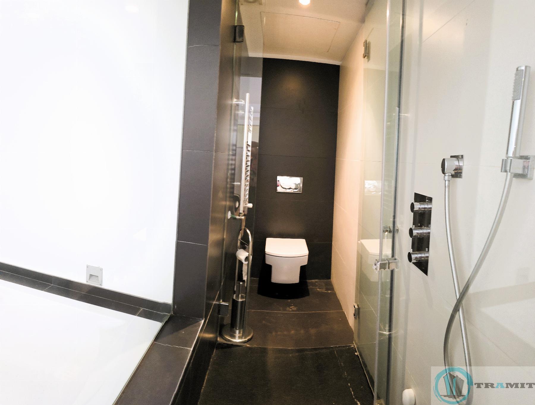 Suite bathroom