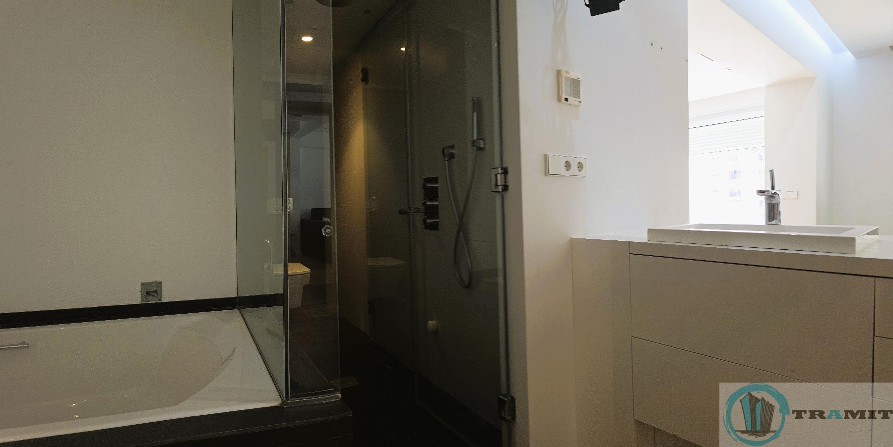 Suite bathroom