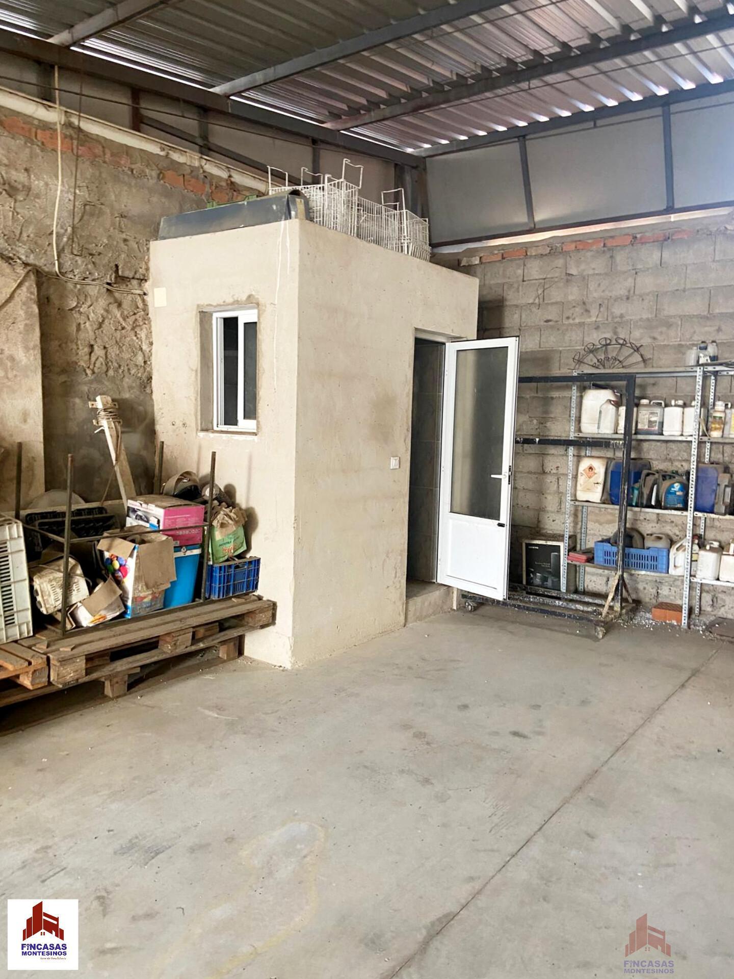 For sale of garage in Santa Amalia