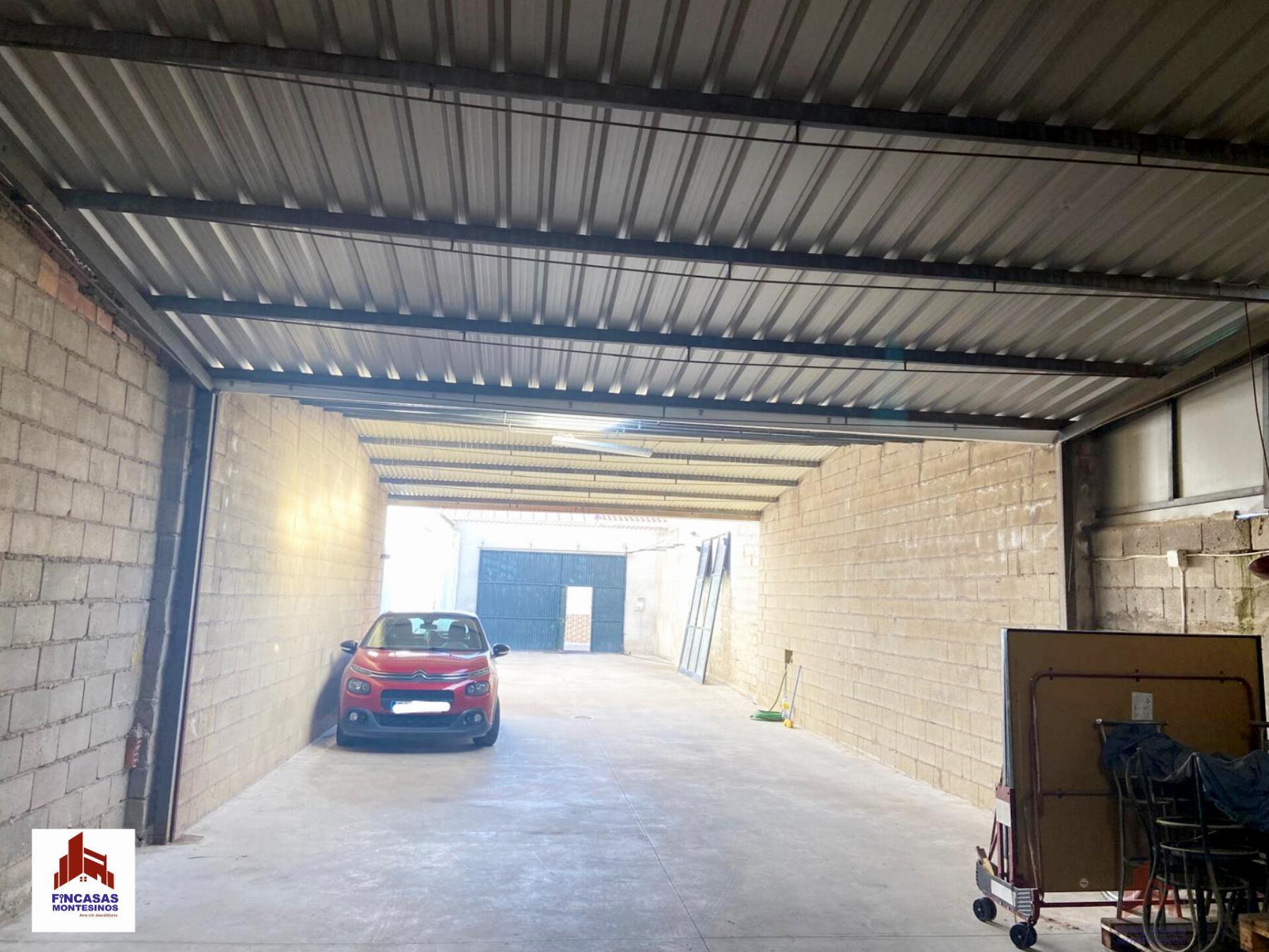 For sale of garage in Santa Amalia