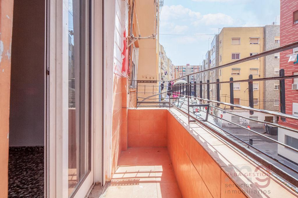 For sale of apartment in Valencia