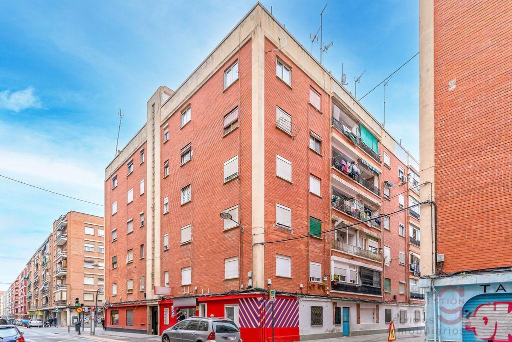 For sale of apartment in Valencia