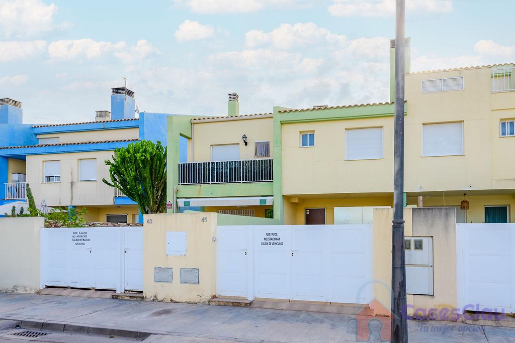For sale of chalet in Almazora