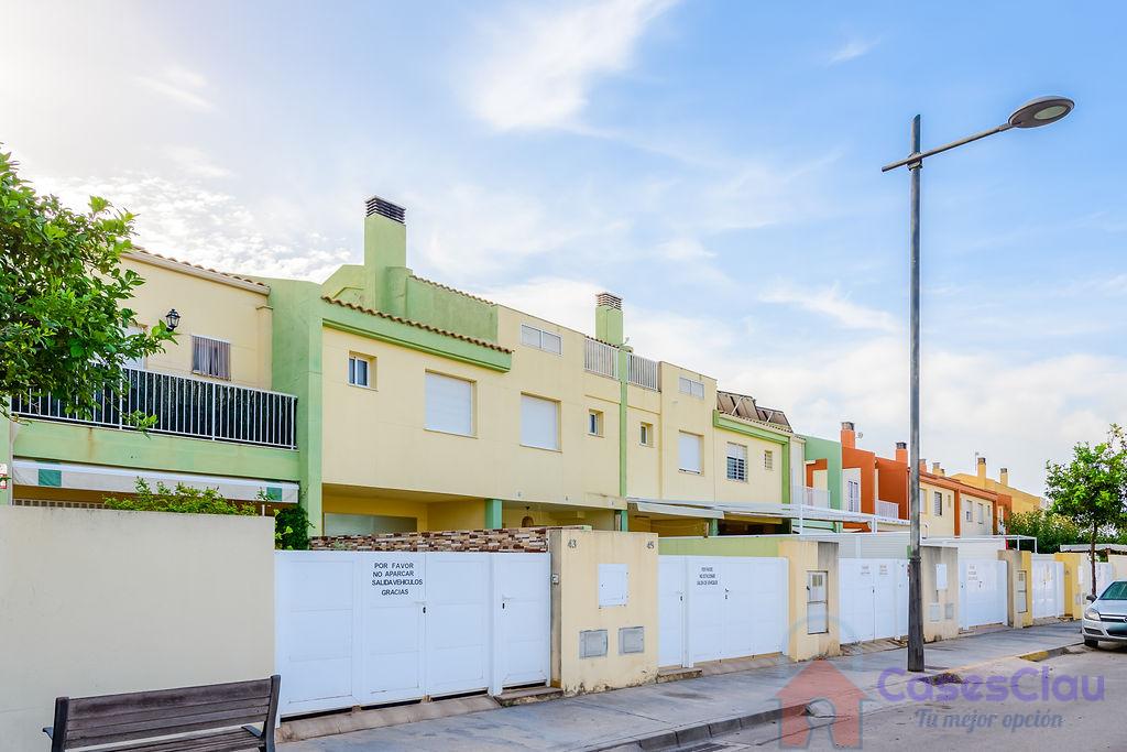 For sale of chalet in Almazora