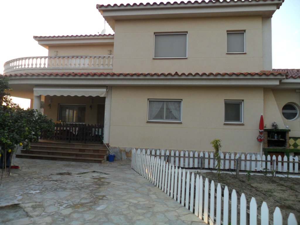 For sale of house in Coma - Ruga