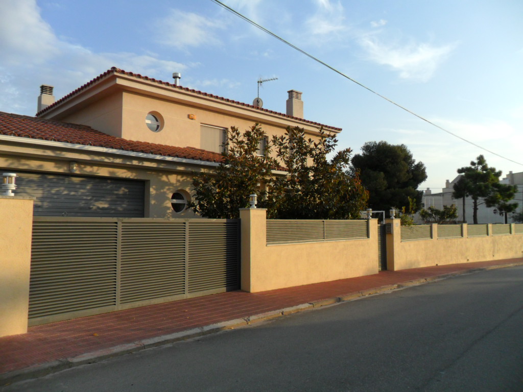 For sale of house in Coma - Ruga