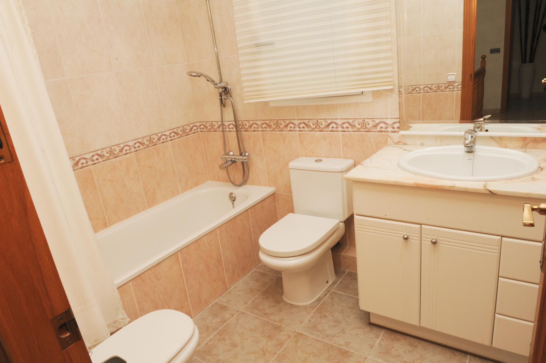 For sale of house in Coma - Ruga
