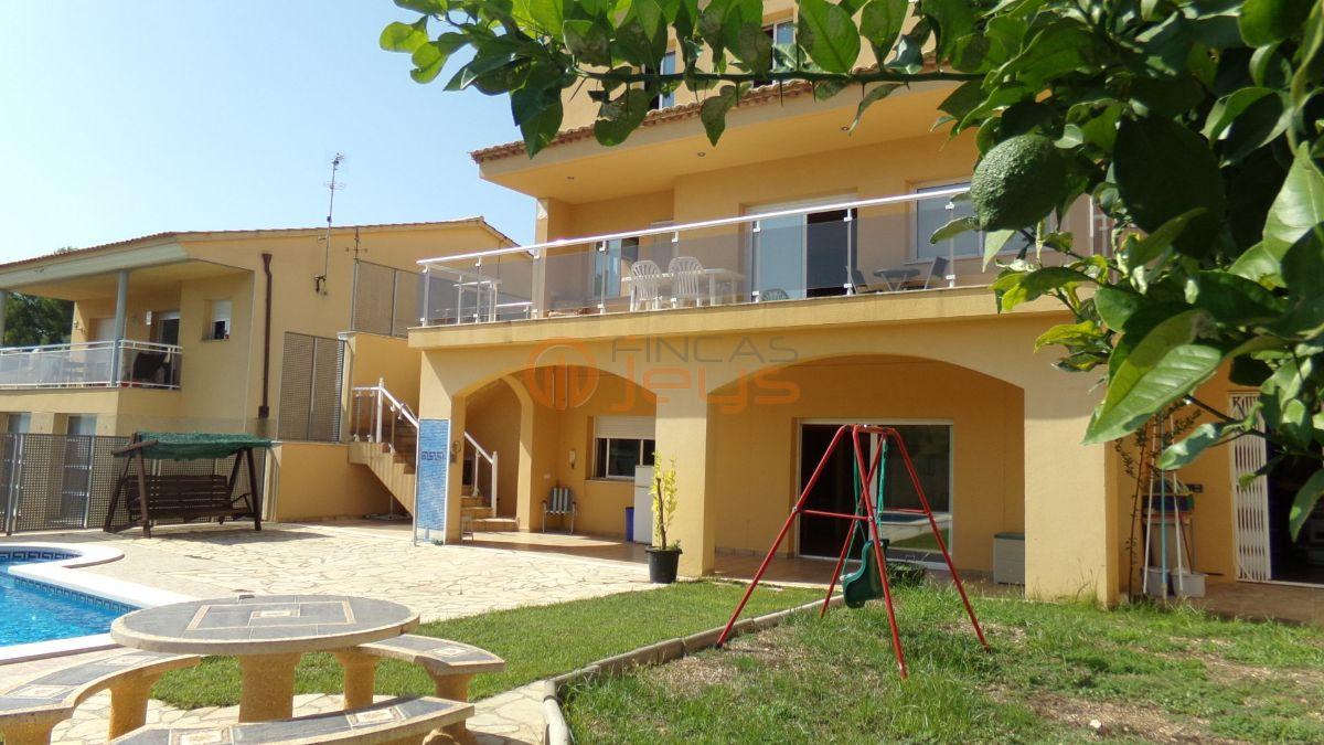 For sale of house in Coma - Ruga